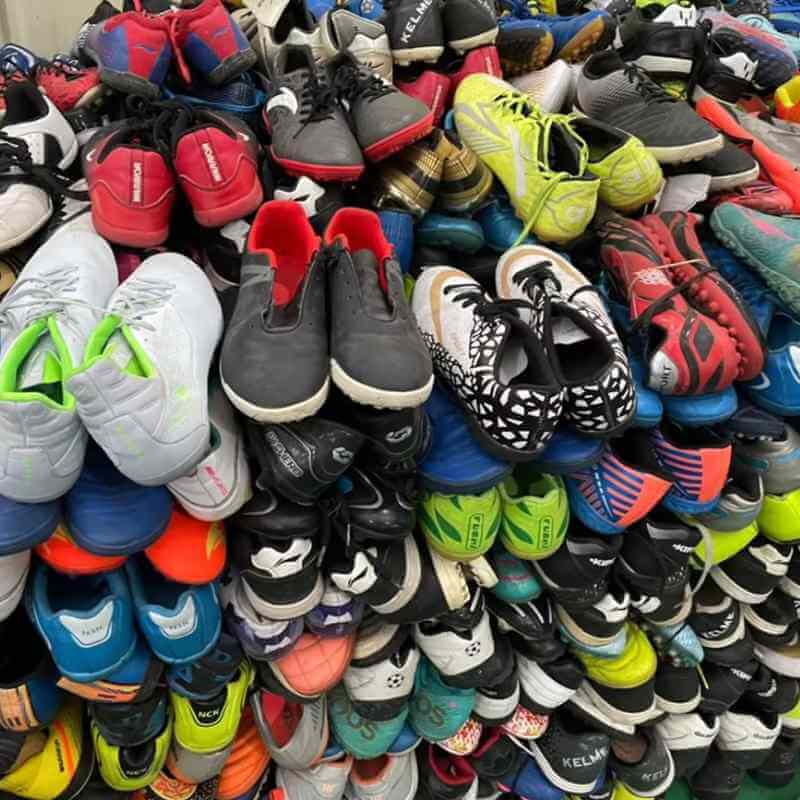 "Why Pay More? Discover the Hidden Treasures of Second-hand Shoes"