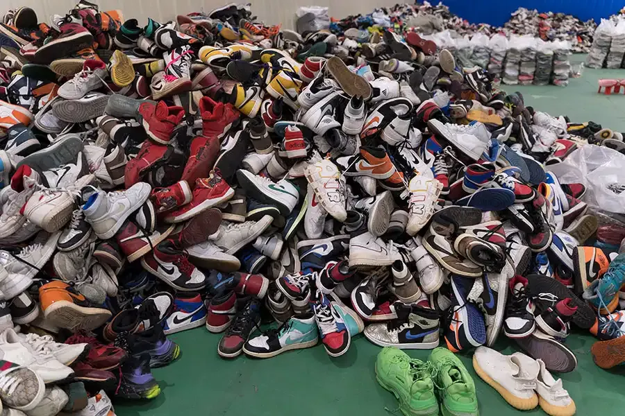 "Why Pay More? Discover the Hidden Treasures of Second-hand Shoes"