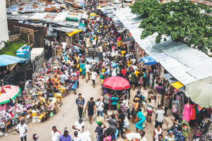 拉各斯岛商业区的街头市场人群。