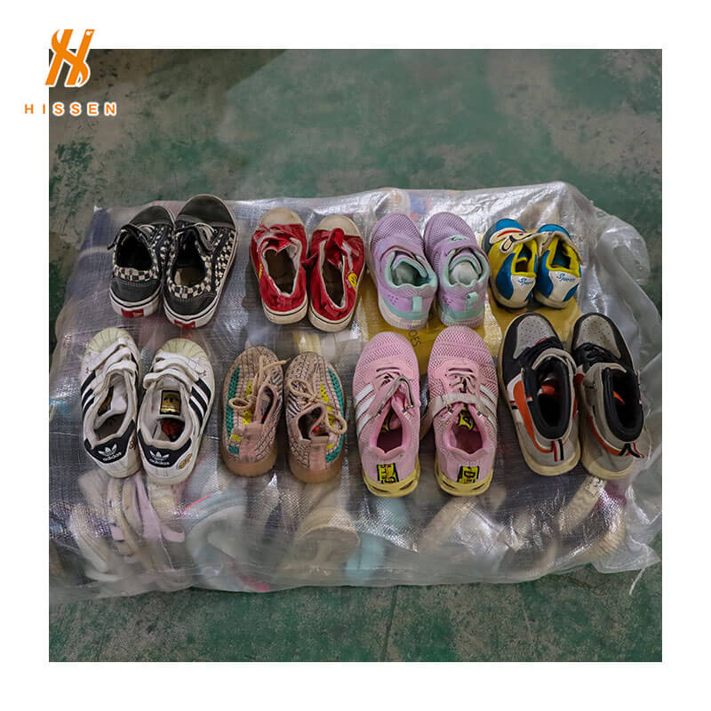 Children internation branded sneaker