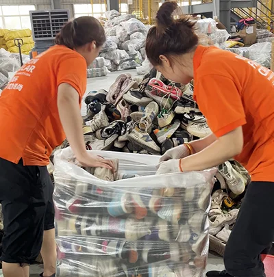 Inspection used shoes Before Packaging