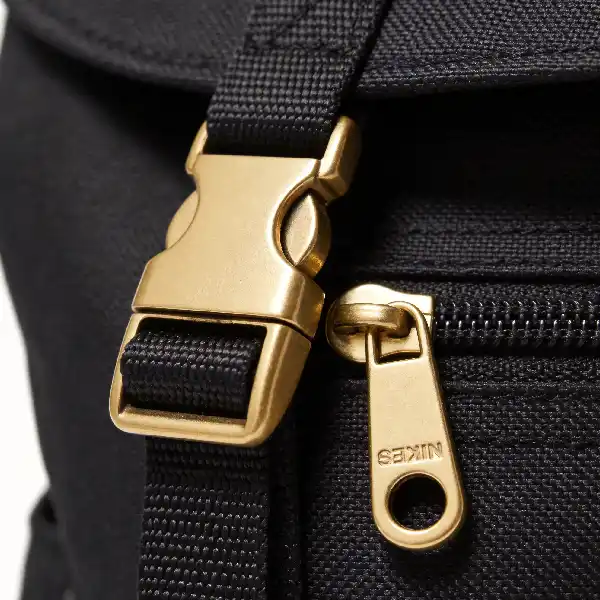Used bag zipper detail