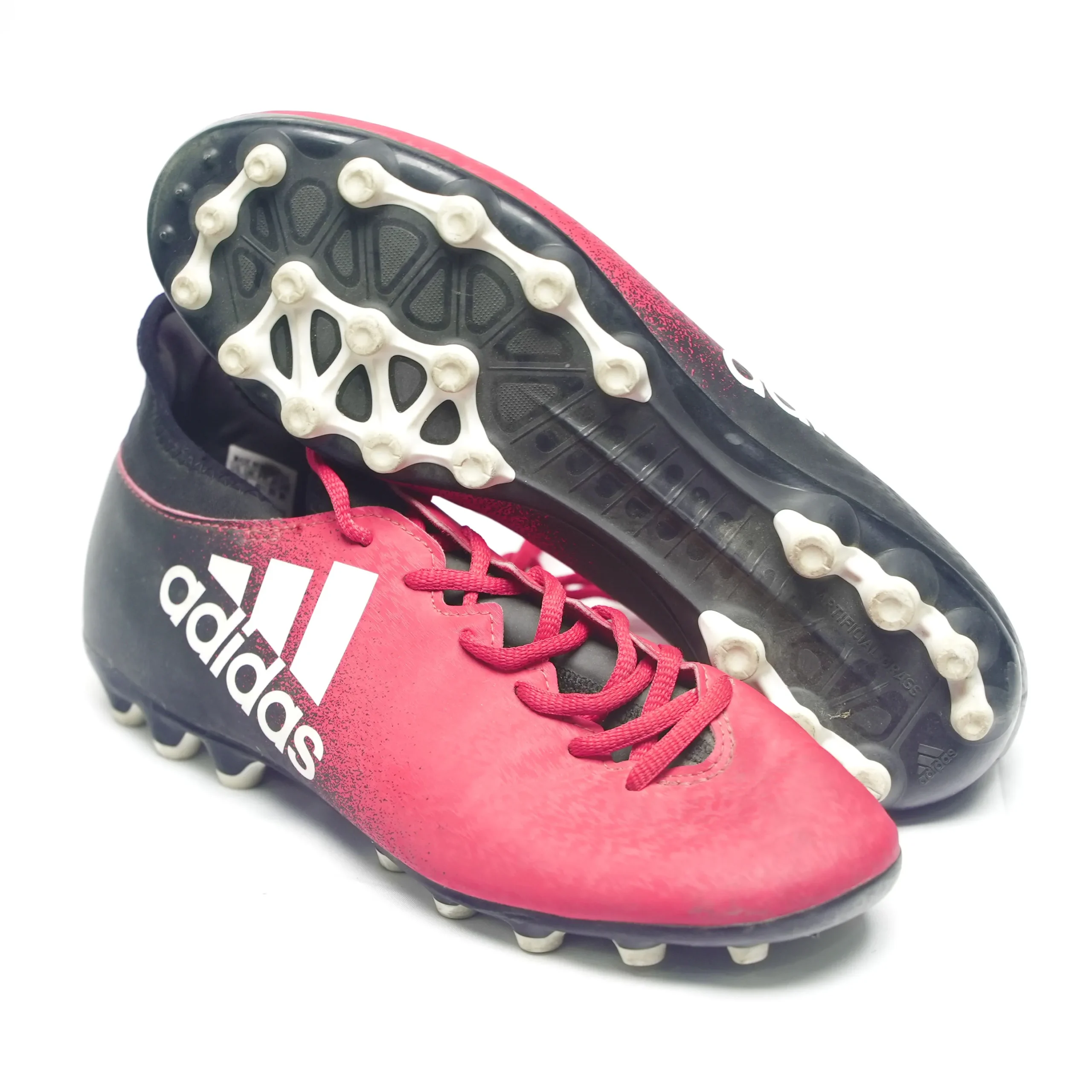 Football and sports shoes — niche footwear categories in wholesale used shoe bales